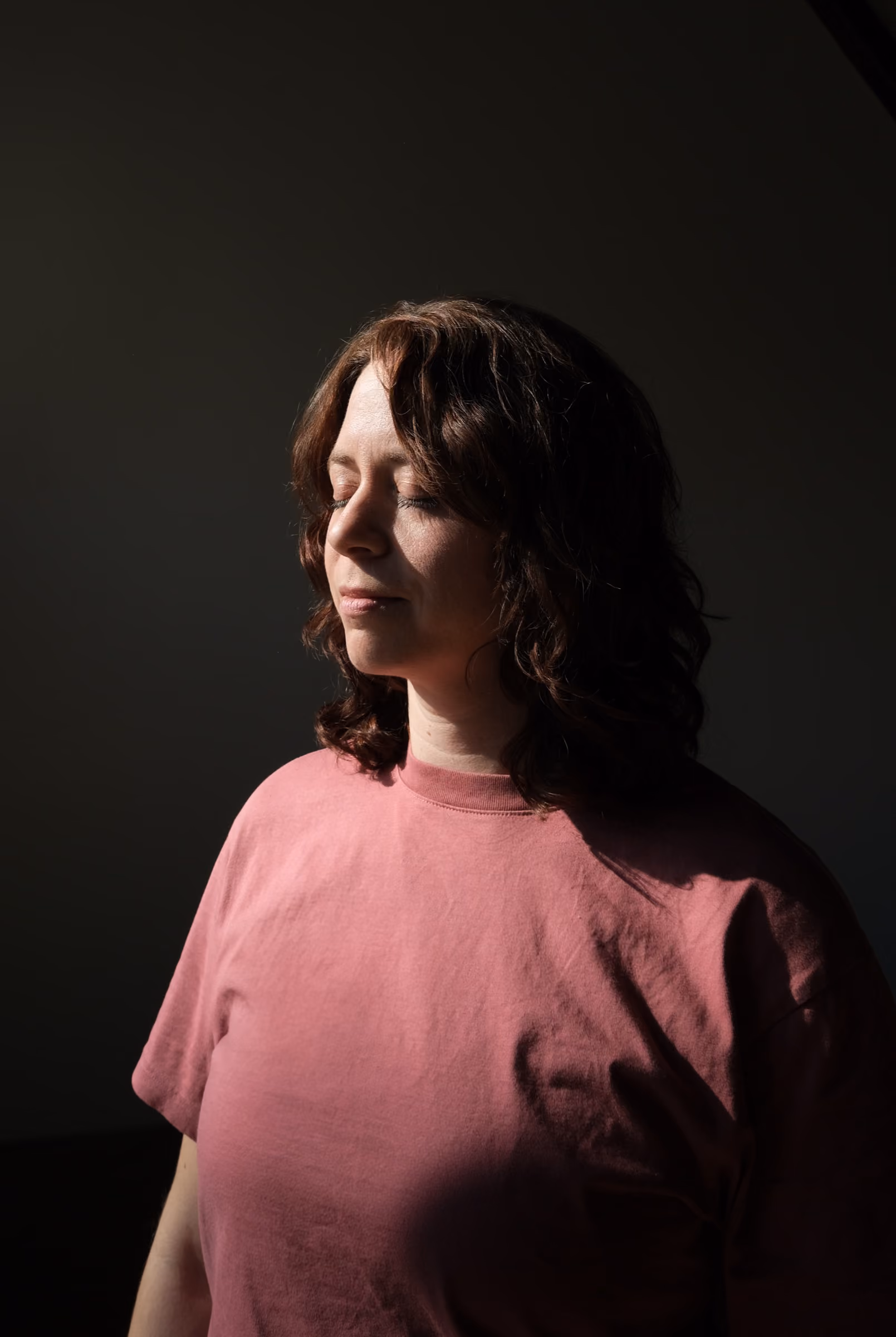 Karoline im Profil, ruhiger Blick zur Seite
