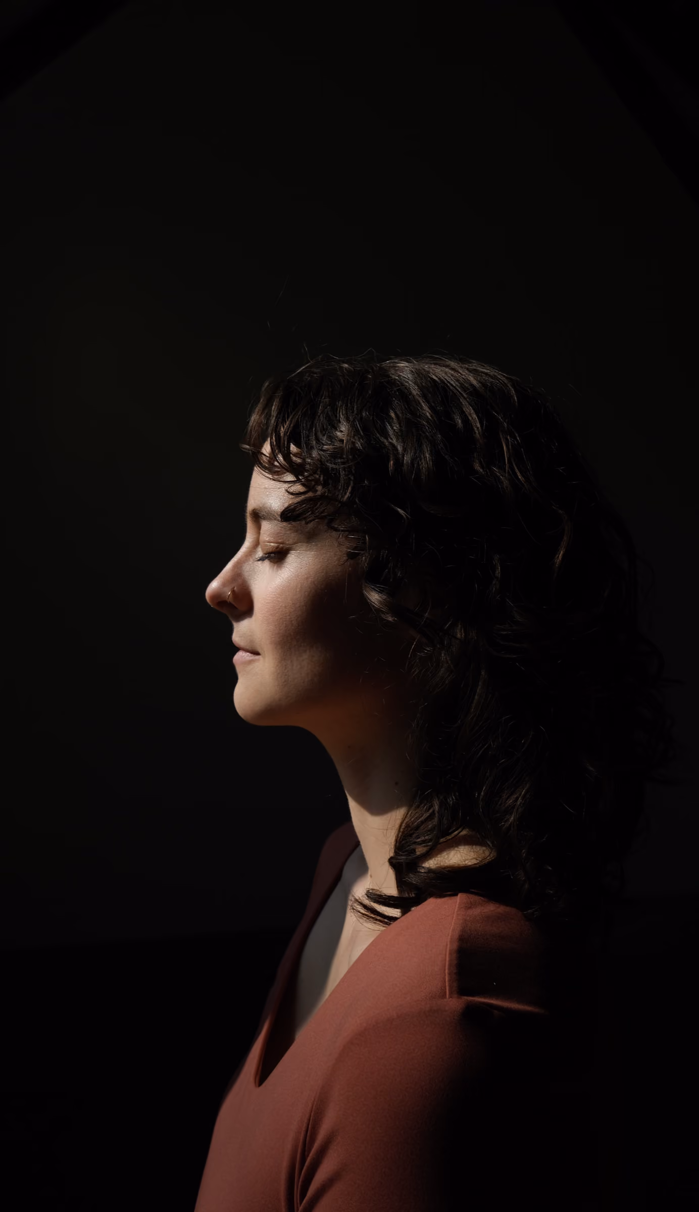 Pia im Profil, ruhiger Blick zur Seite