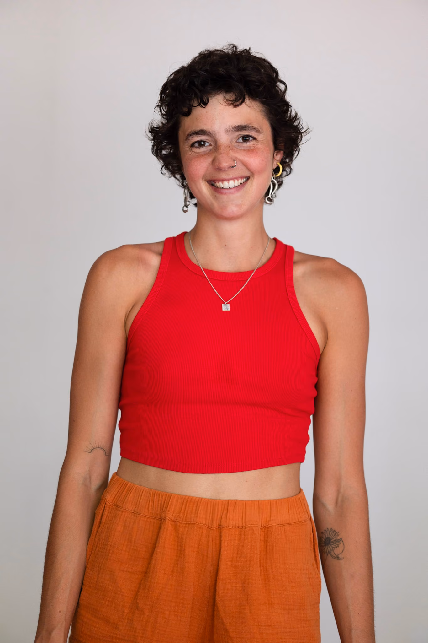 Portrait aus dem Kollektiv, rotes Top vor heller Wand
