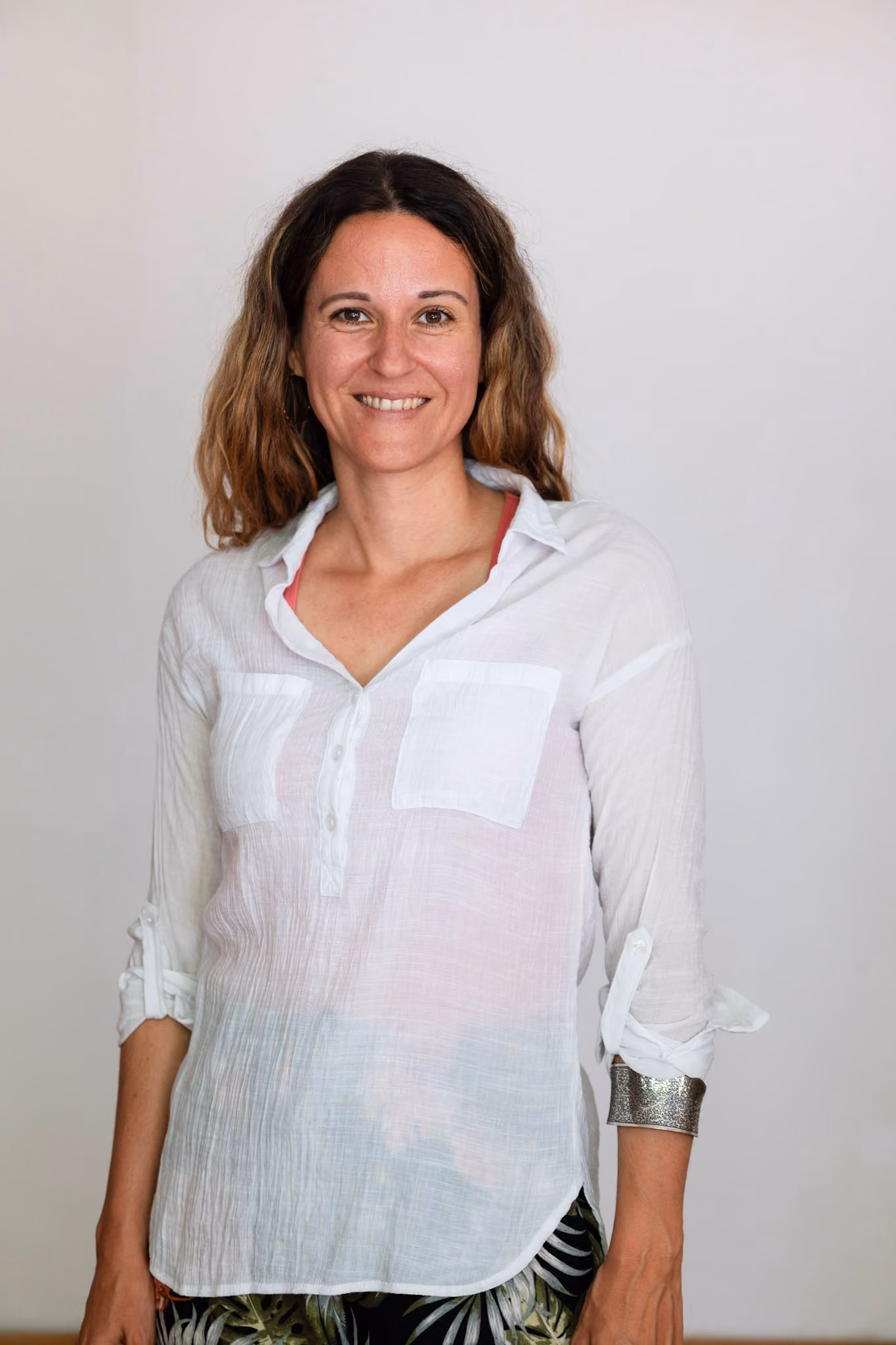 Portrait aus dem Kollektiv, weiße Bluse vor heller Wand