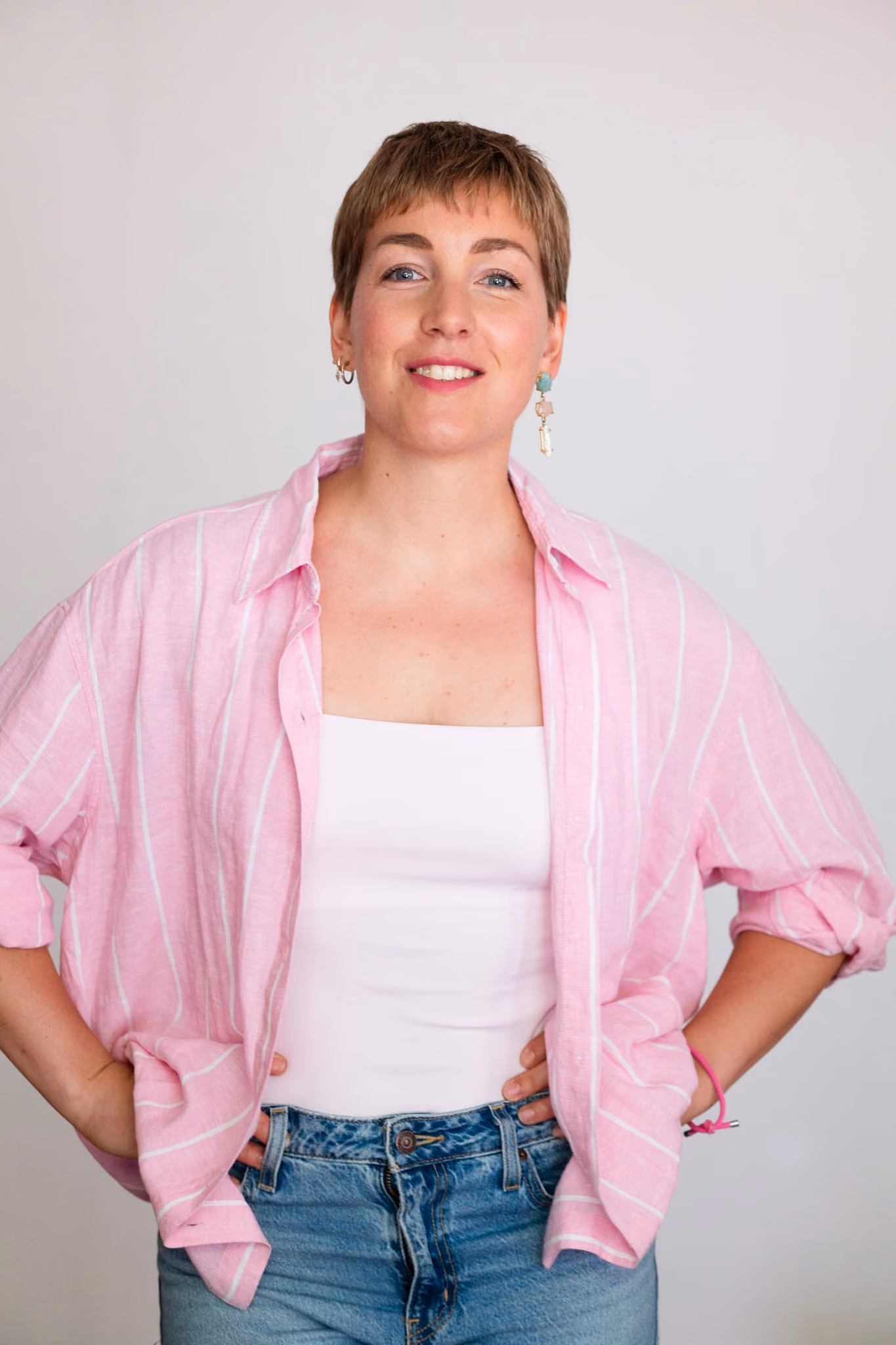 Portrait aus dem Kollektiv, rosa gestreiftes Hemd vor heller Wand